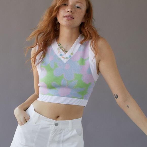Urban Outfitters Crop Sweater Vest sz Medium Pastel Floral Preppy Spring Hippie - Picture 1 of 10